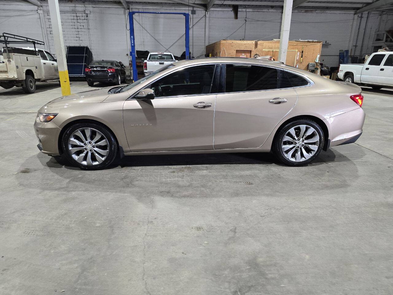 Used 2018 Chevrolet Malibu Premier w/ Premier Sun and Wheel Package FWD image 5