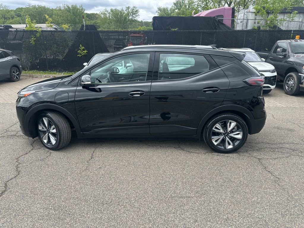Used 2023 Chevrolet Bolt EUV LT w/ Convenience Package FWD image 3
