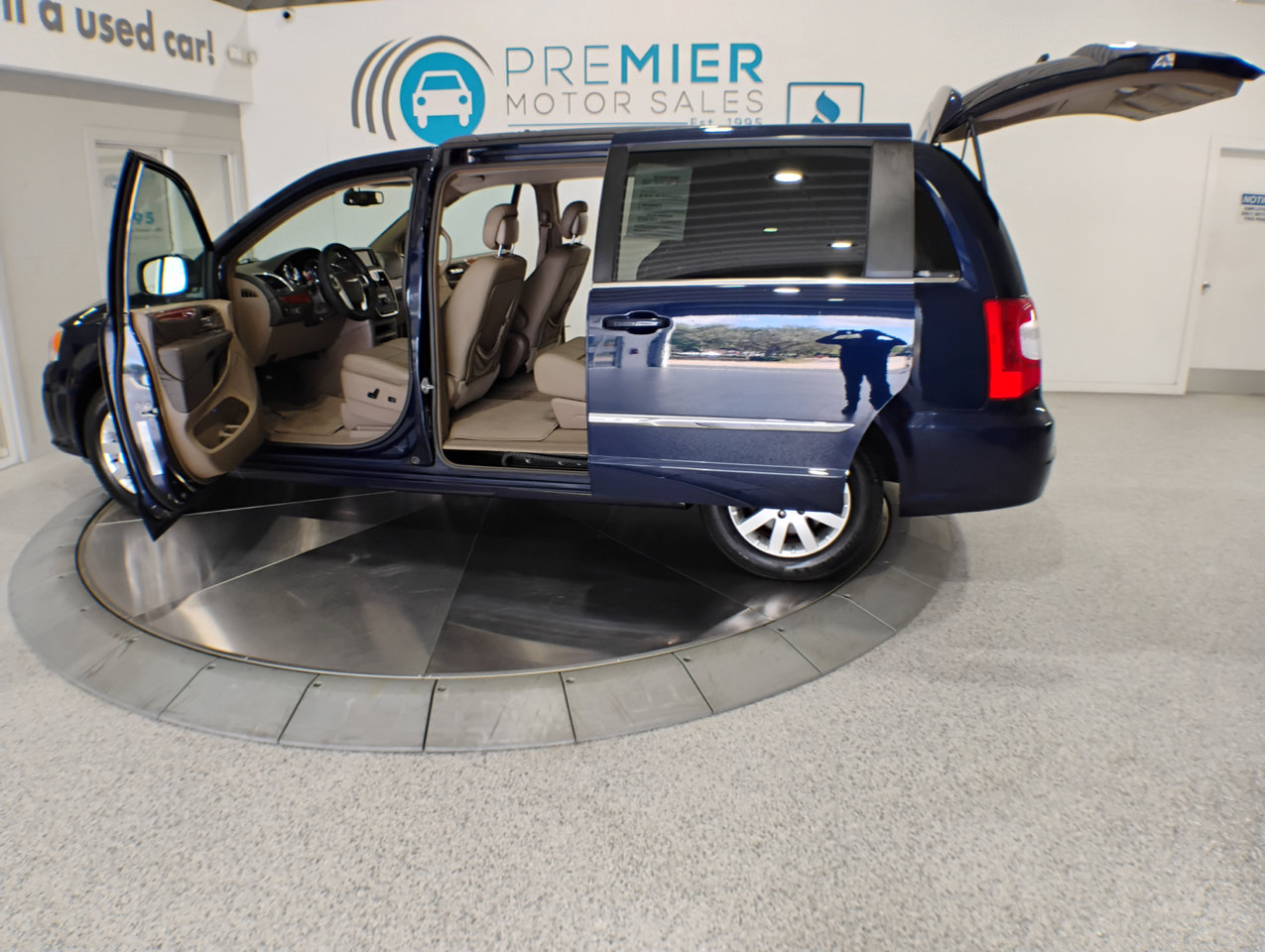 Used 2016 Chrysler Town & Country Touring image 4