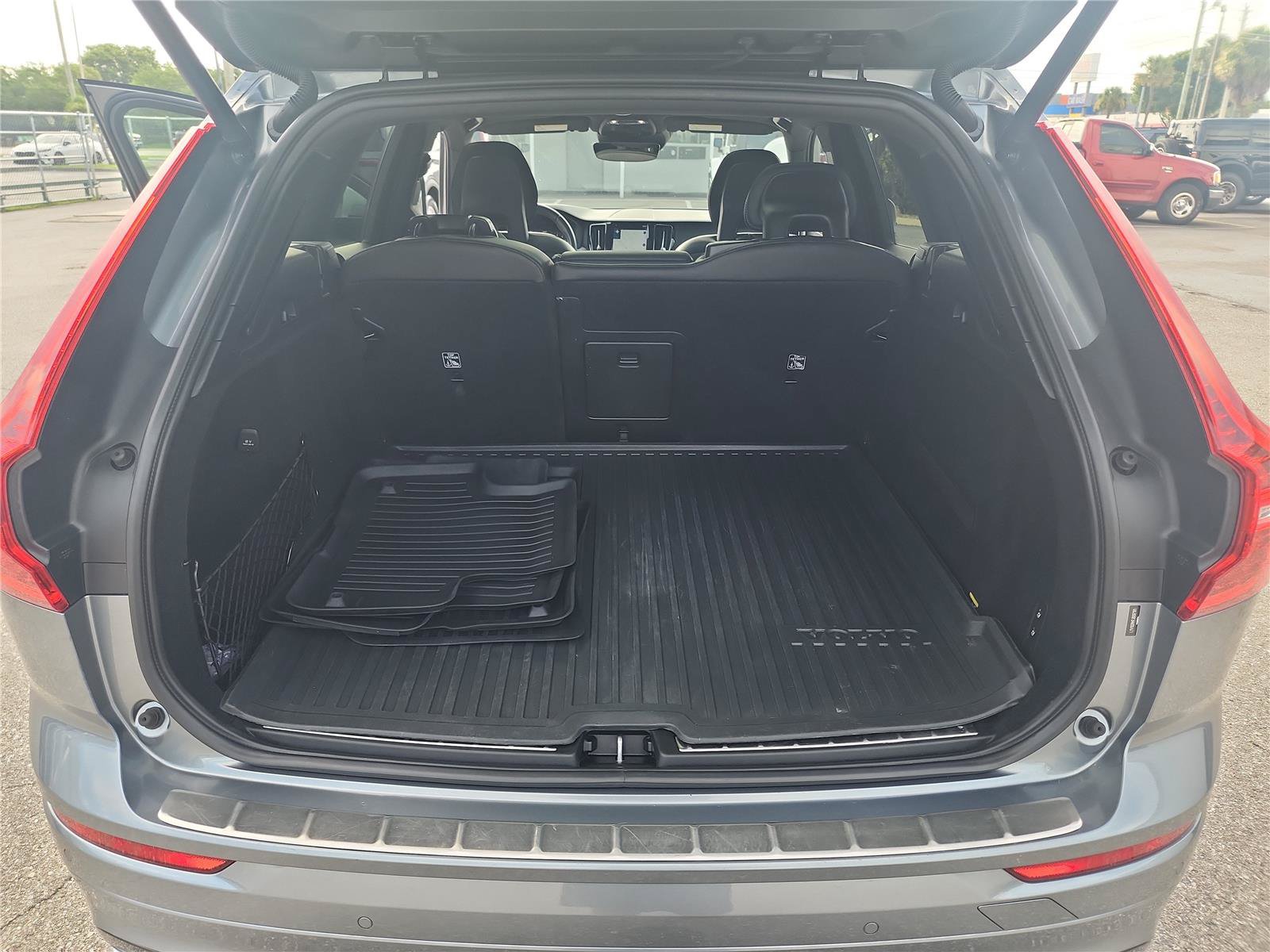 Used 2018 Volvo XC60 T5 R-Design w/ Convenience Package AWD/4WD image 19