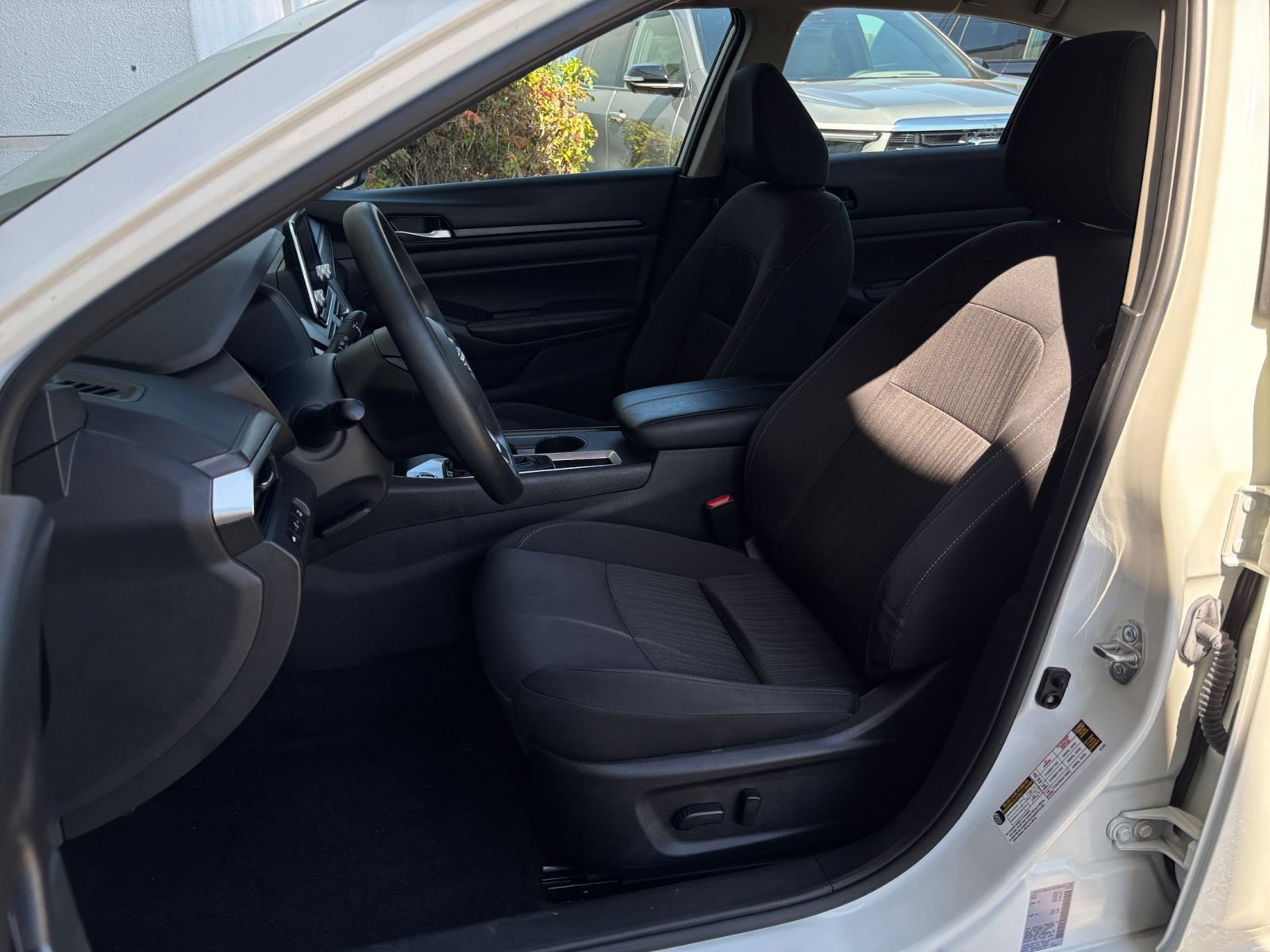 Used 2025 Nissan Altima 2.5 SV FWD image 37