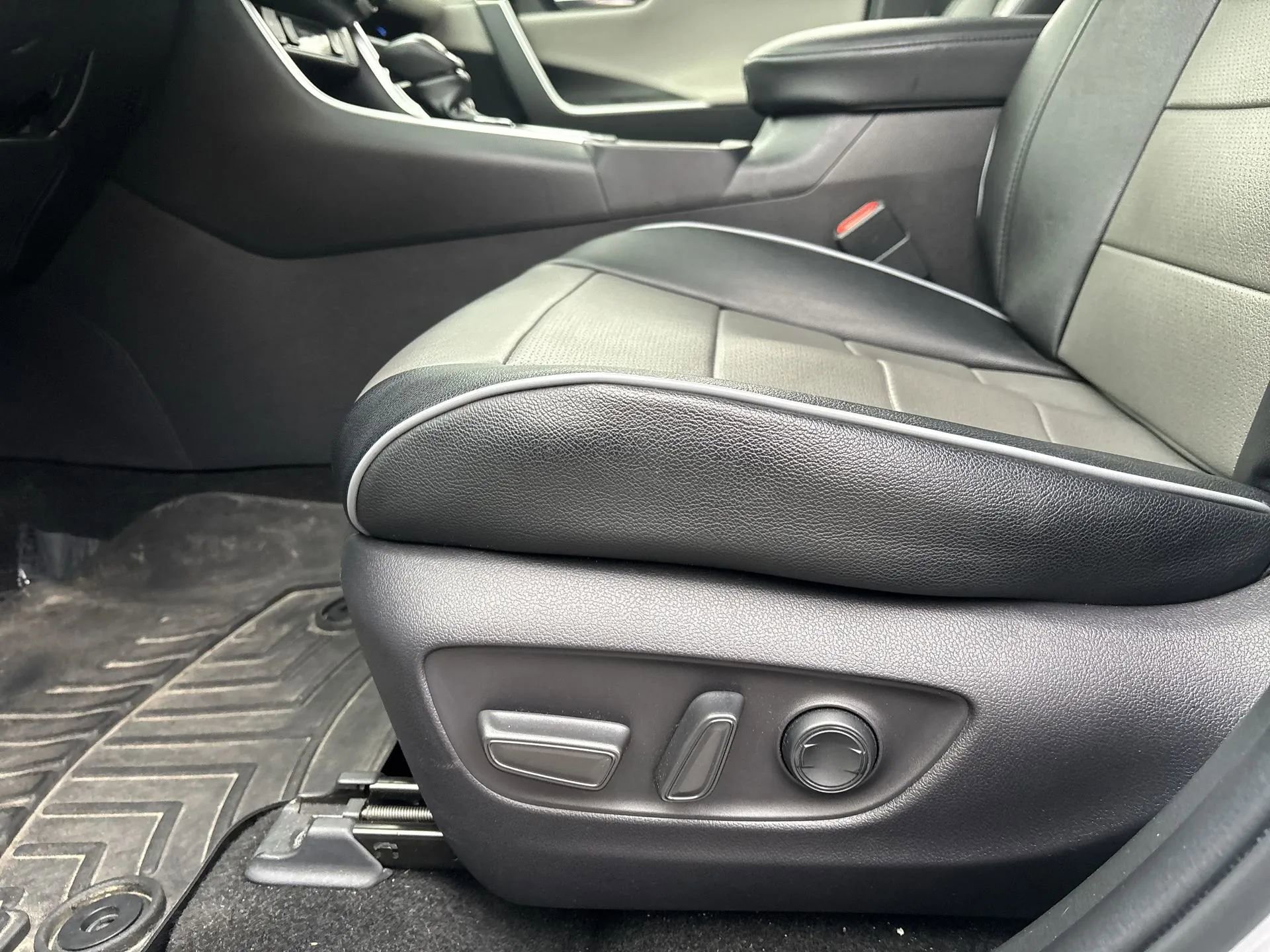Used 2019 Toyota RAV4 Limited w/ Carpet Mat Package image 14