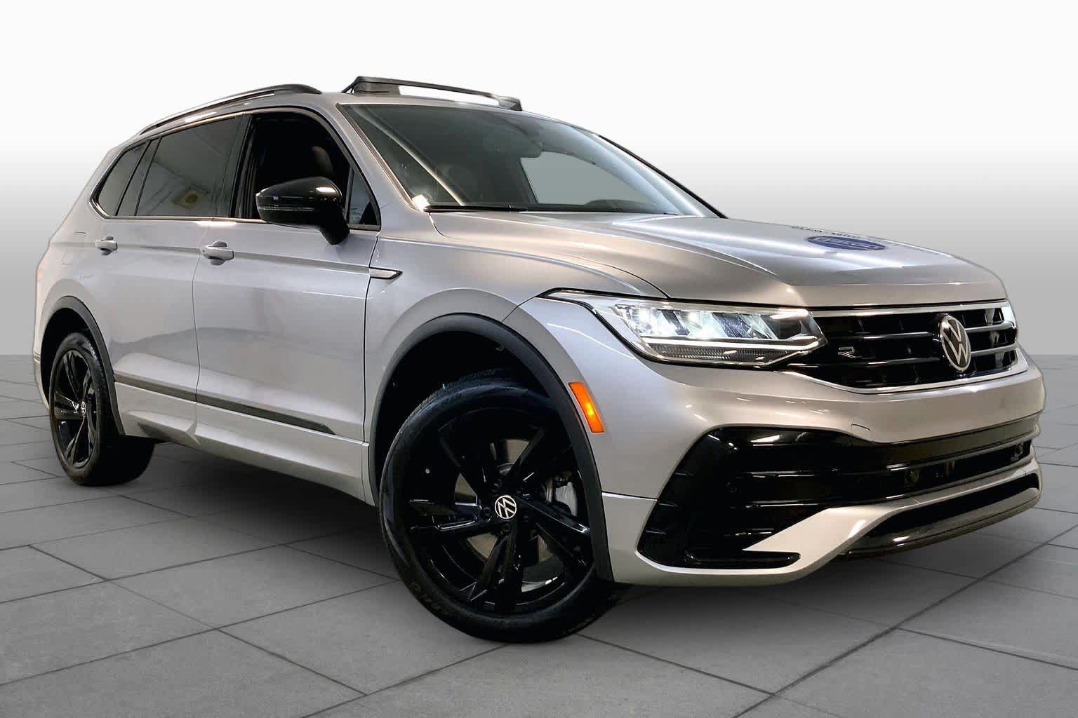 Used 2024 Volkswagen Tiguan SE R-Line AWD/4WD image 2