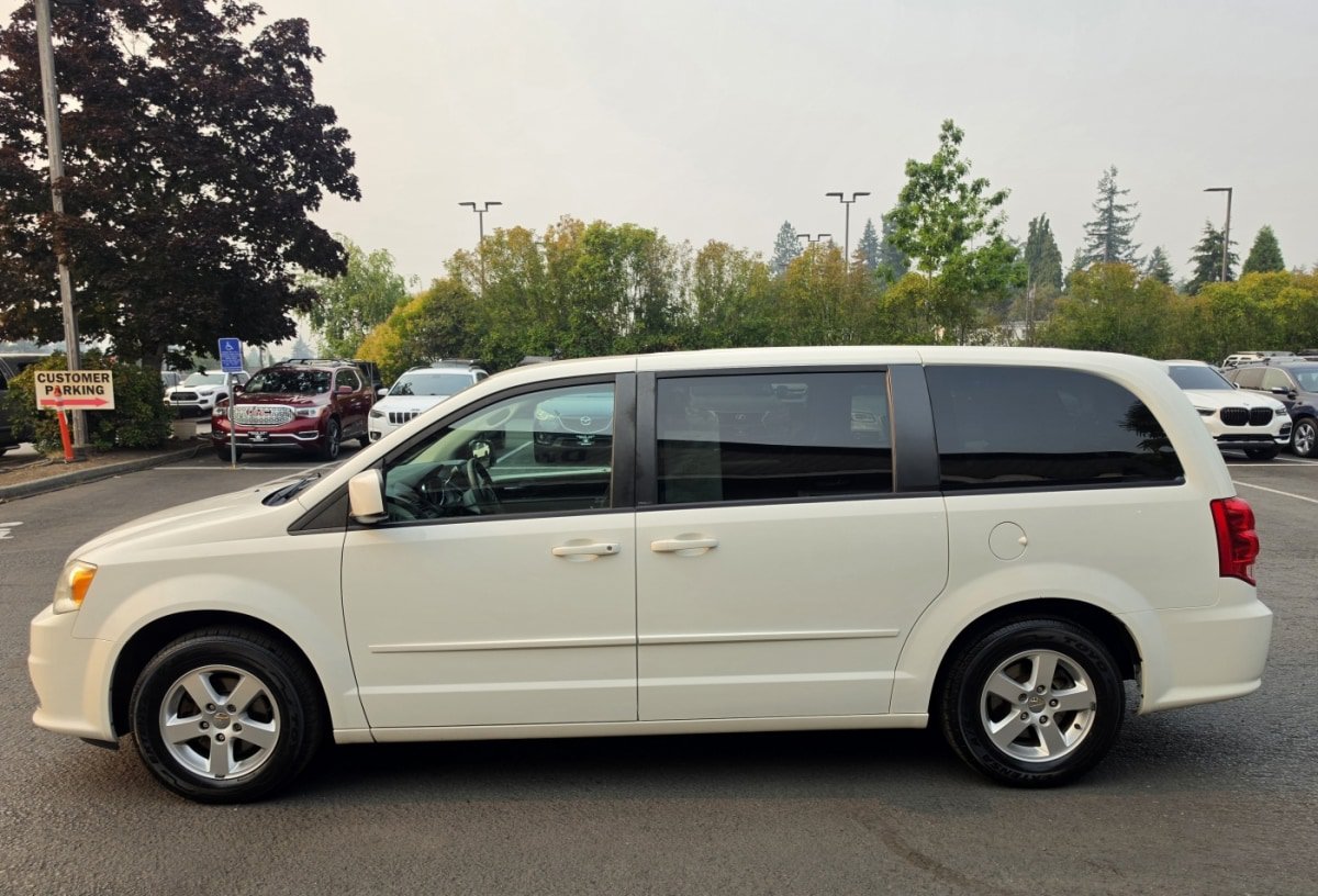 Used 2011 Dodge Grand Caravan Mainstreet w/ PWR Convenience Group FWD image 2