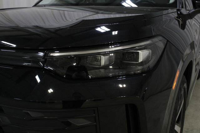 Used 2025 Volkswagen Tiguan SE FWD image 31