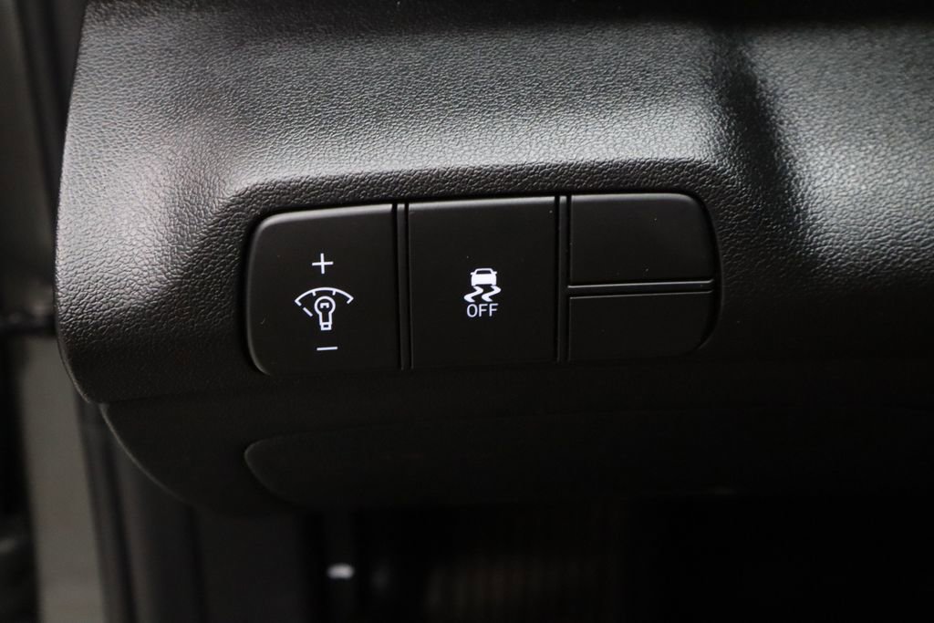 Certified 2025 Hyundai Elantra SEL image 28