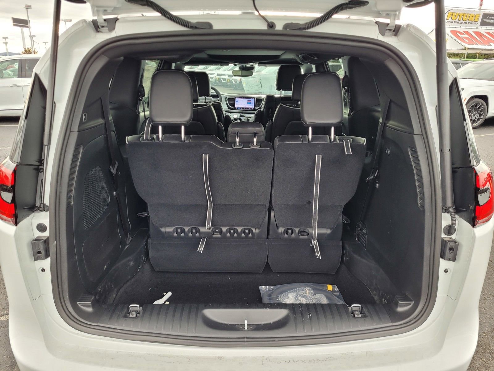 New 2026 Chrysler Pacifica Limited w/ Uconnect Theater Family Group image 25