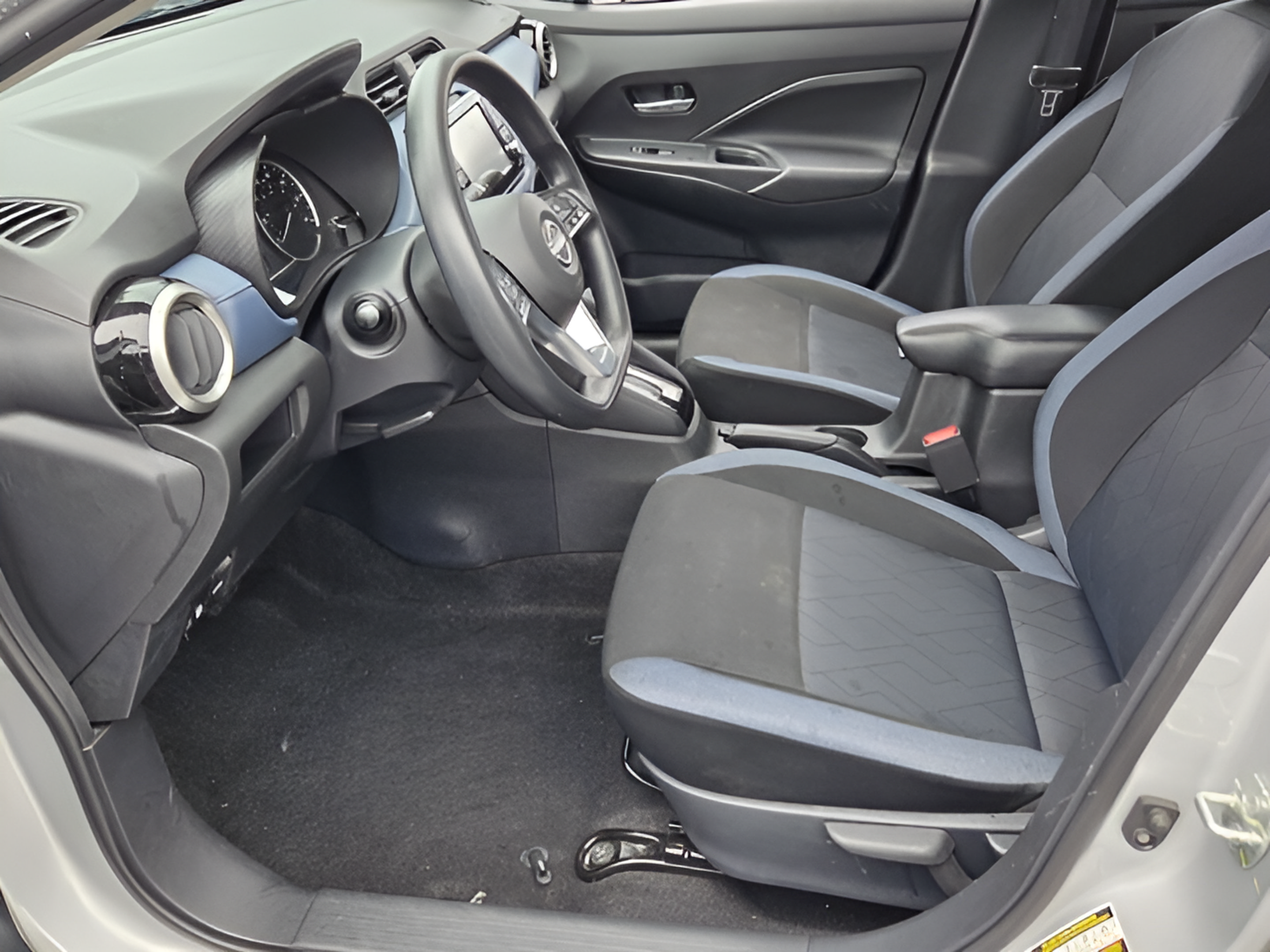 Used 2025 Nissan Versa SV FWD image 9