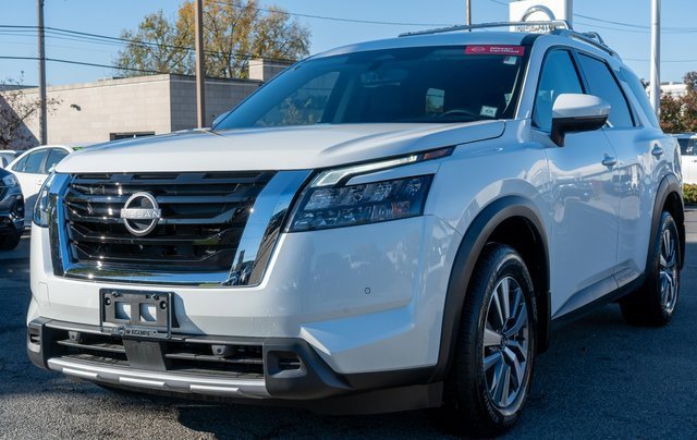 Certified 2025 Nissan Pathfinder SL image 2