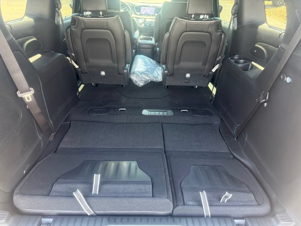 New 2027 Chrysler Pacifica Limited w/ Family Tech Group FWD image 51