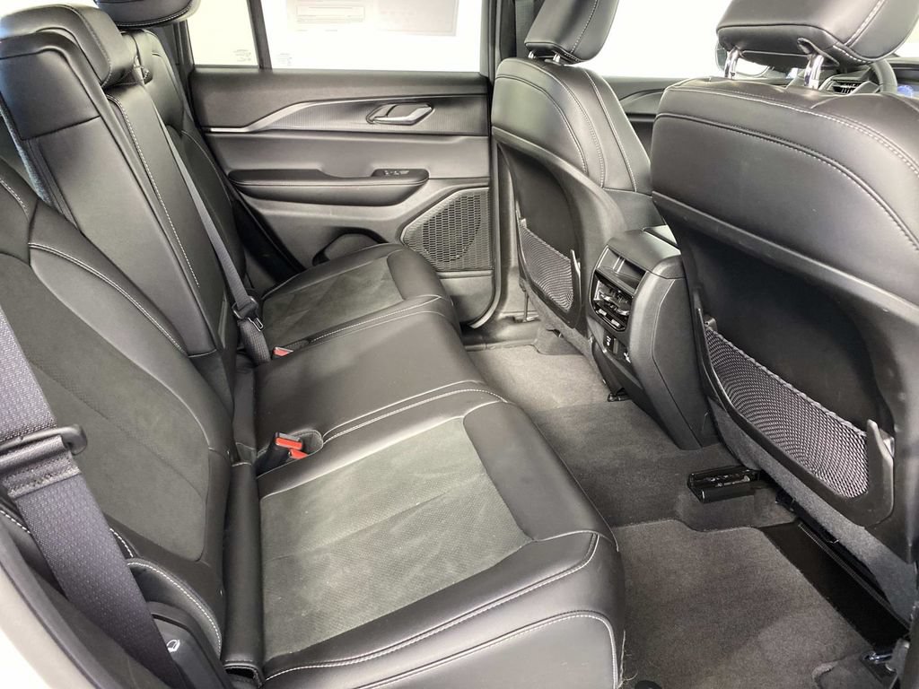 Used 2025 Jeep Grand Cherokee Altitude AWD/4WD image 11