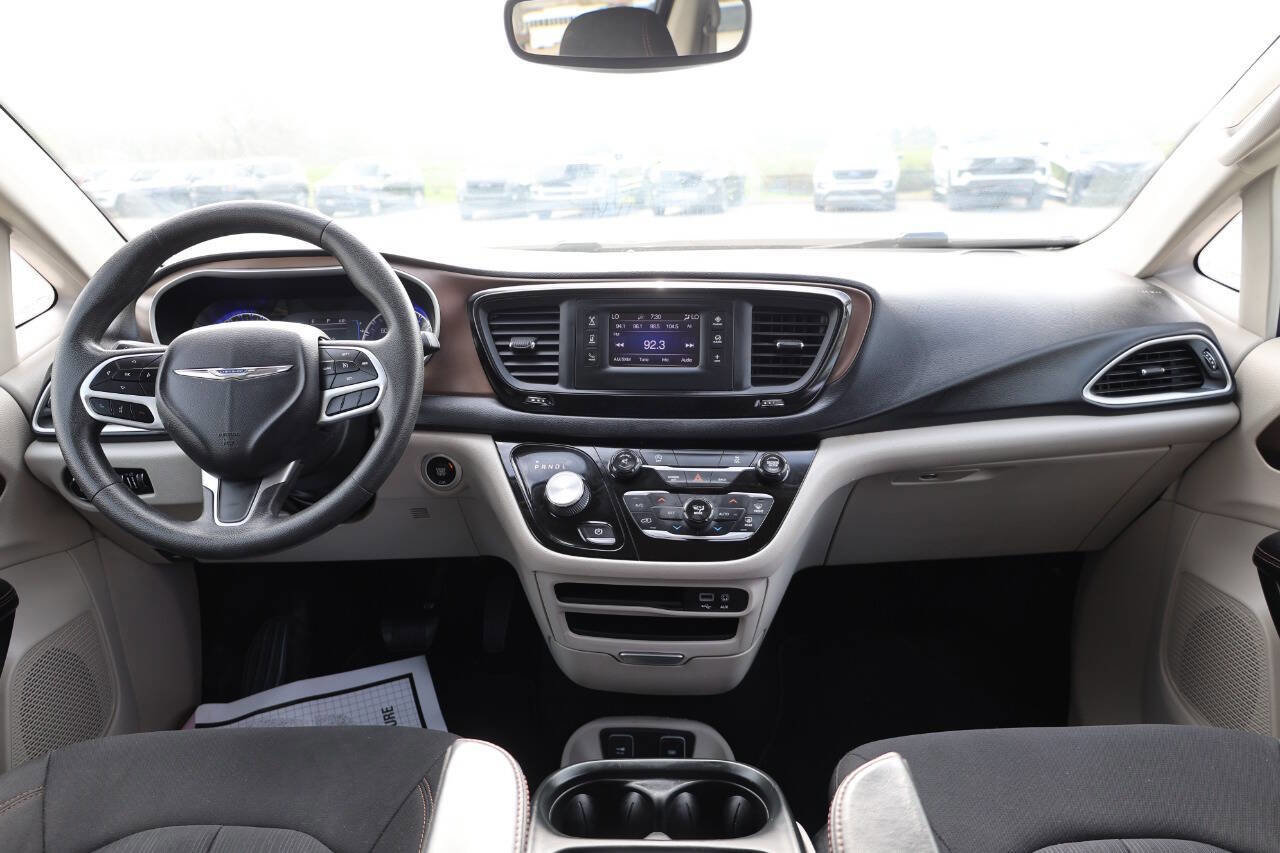 Used 2017 Chrysler Pacifica Touring Plus image 14