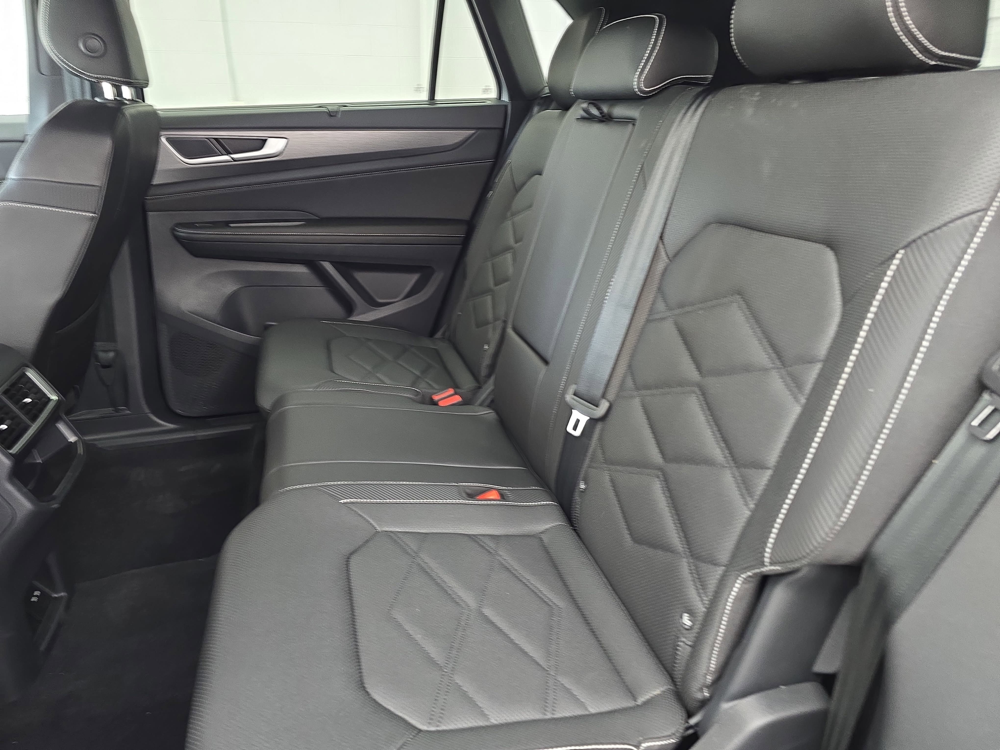 Certified 2025 Volkswagen Atlas Cross Sport SE w/ Panoramic Sunroof Package FWD image 14