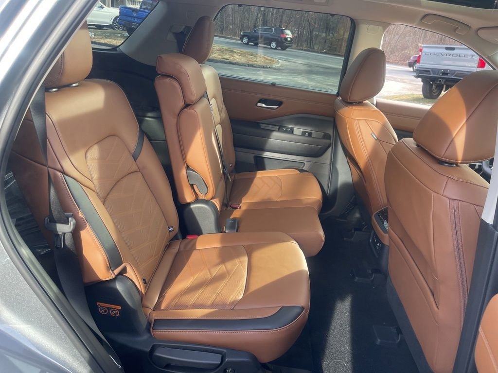 Used 2025 Nissan Pathfinder Platinum w/ Cargo Package AWD/4WD image 20