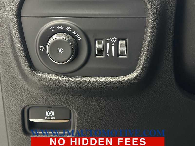 Used 2023 Jeep Grand Cherokee Limited w/ Black Appearance Package AWD/4WD image 30