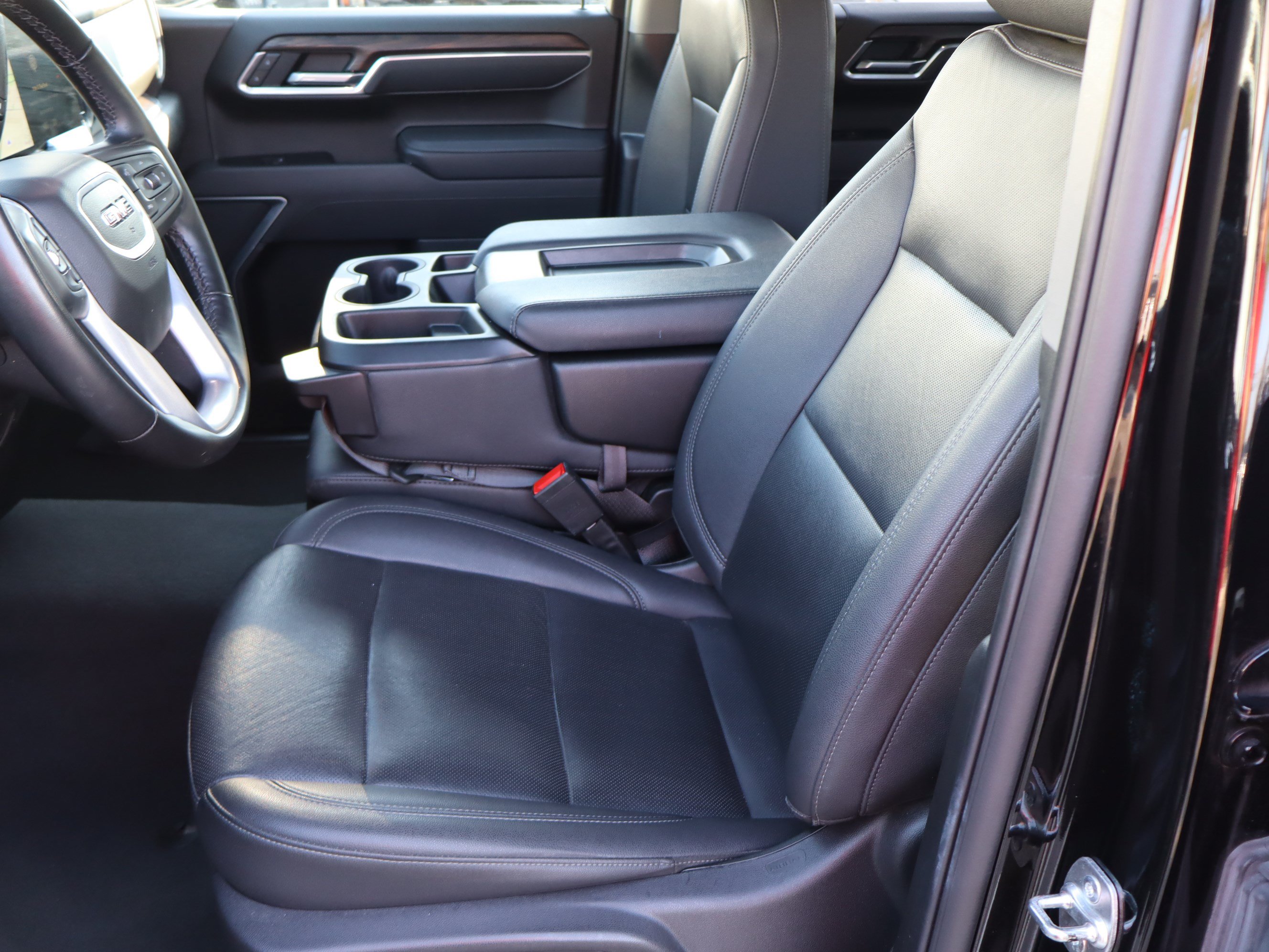 Used 2025 GMC Sierra 1500 SLT AWD/4WD image 18