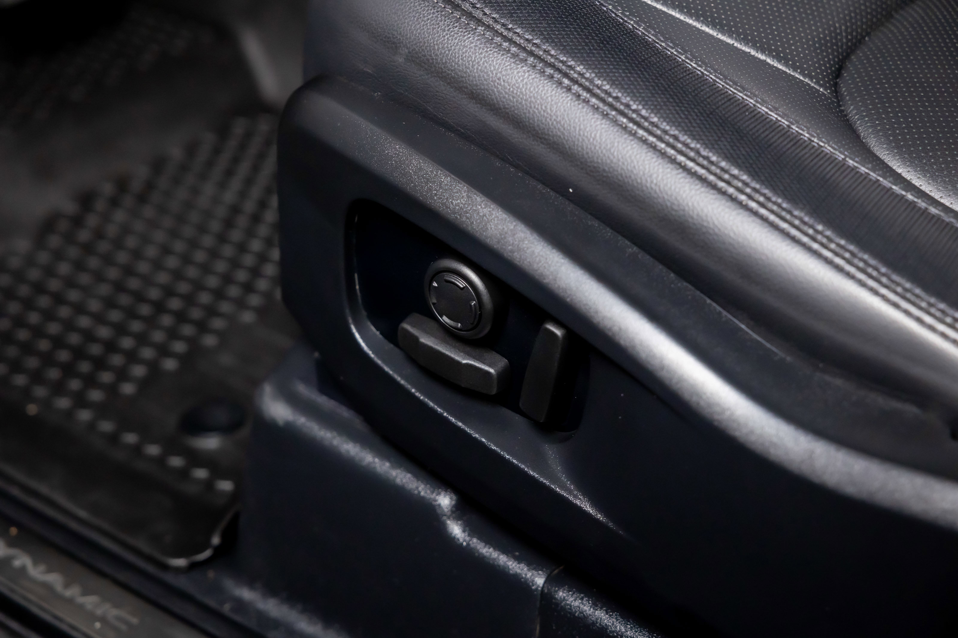 Used 2024 Land Rover Defender 110 X-Dynamic SE image 15