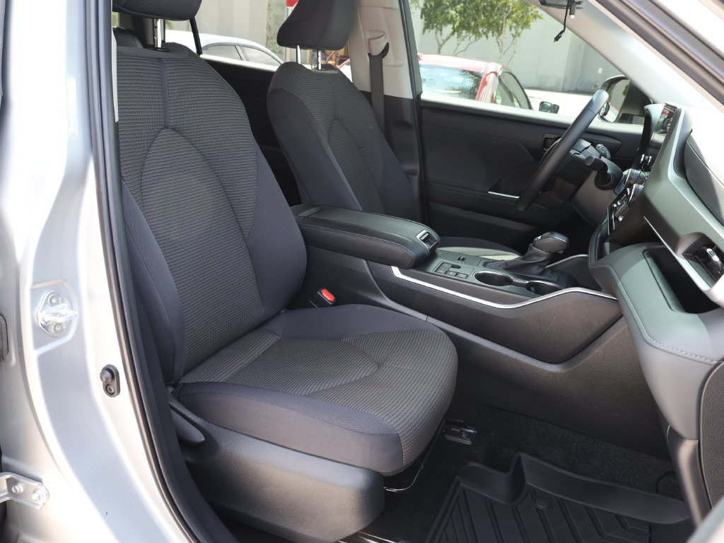 Used 2024 Toyota Highlander LE FWD image 21