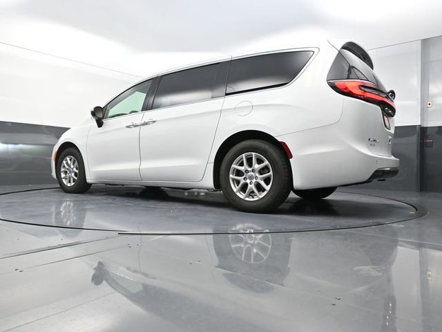 Used 2023 Chrysler Pacifica Touring-L image 29