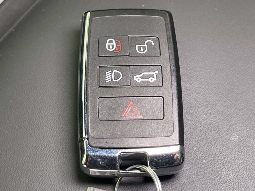 Used 2025 Land Rover Defender 90 X-Dynamic SE AWD/4WD image 37