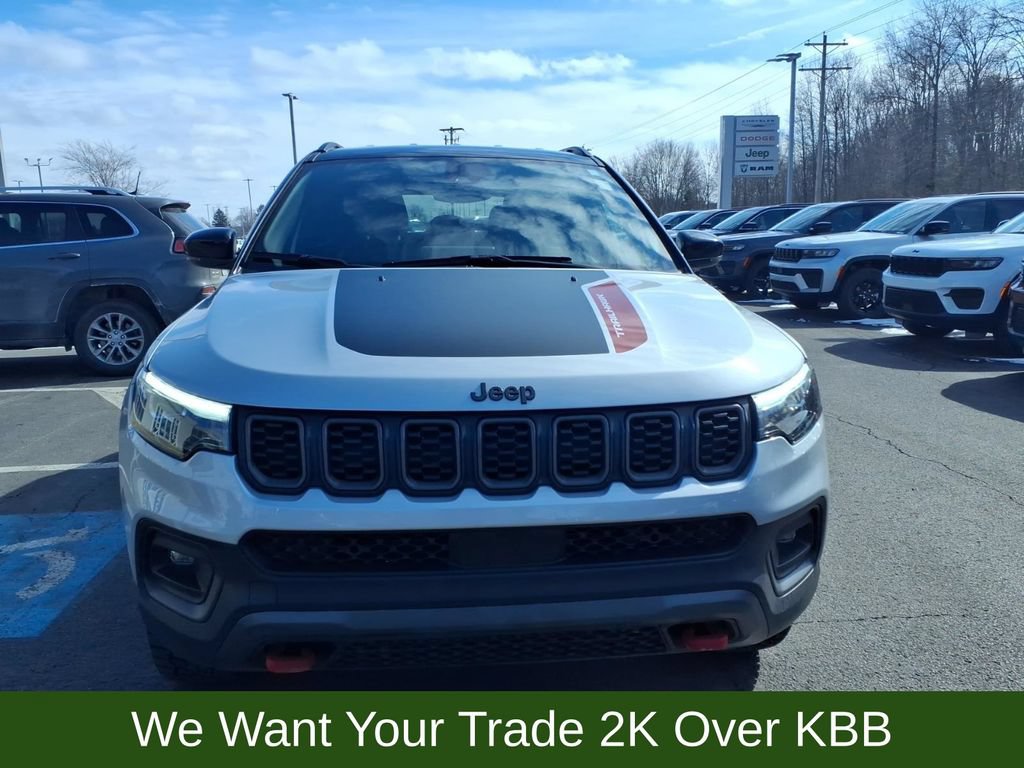Used 2025 Jeep Compass Trailhawk w/ Trailhawk Elite Group AWD/4WD image 3