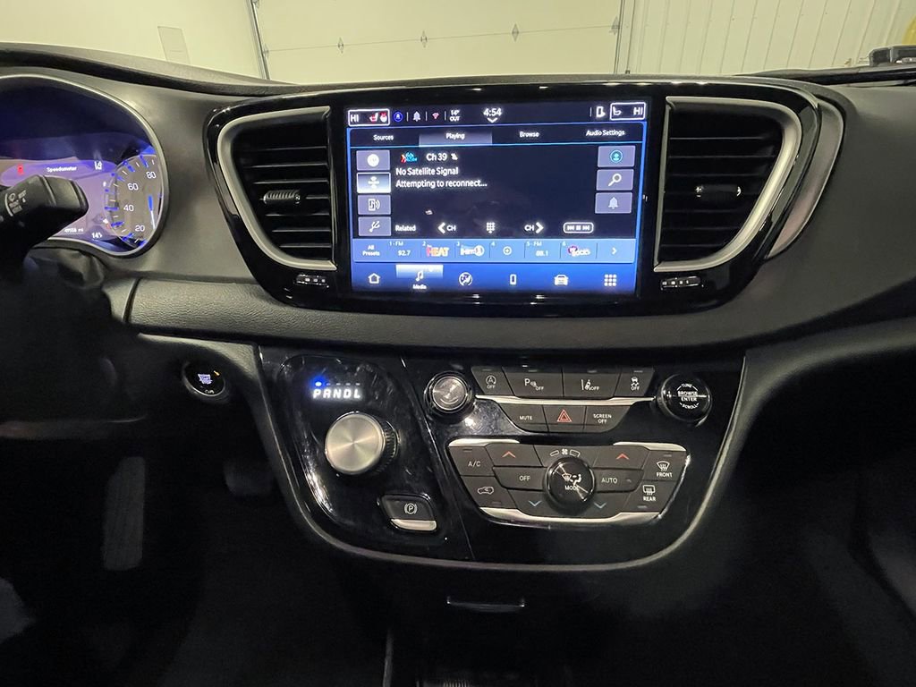 Used 2025 Chrysler Pacifica Select image 33