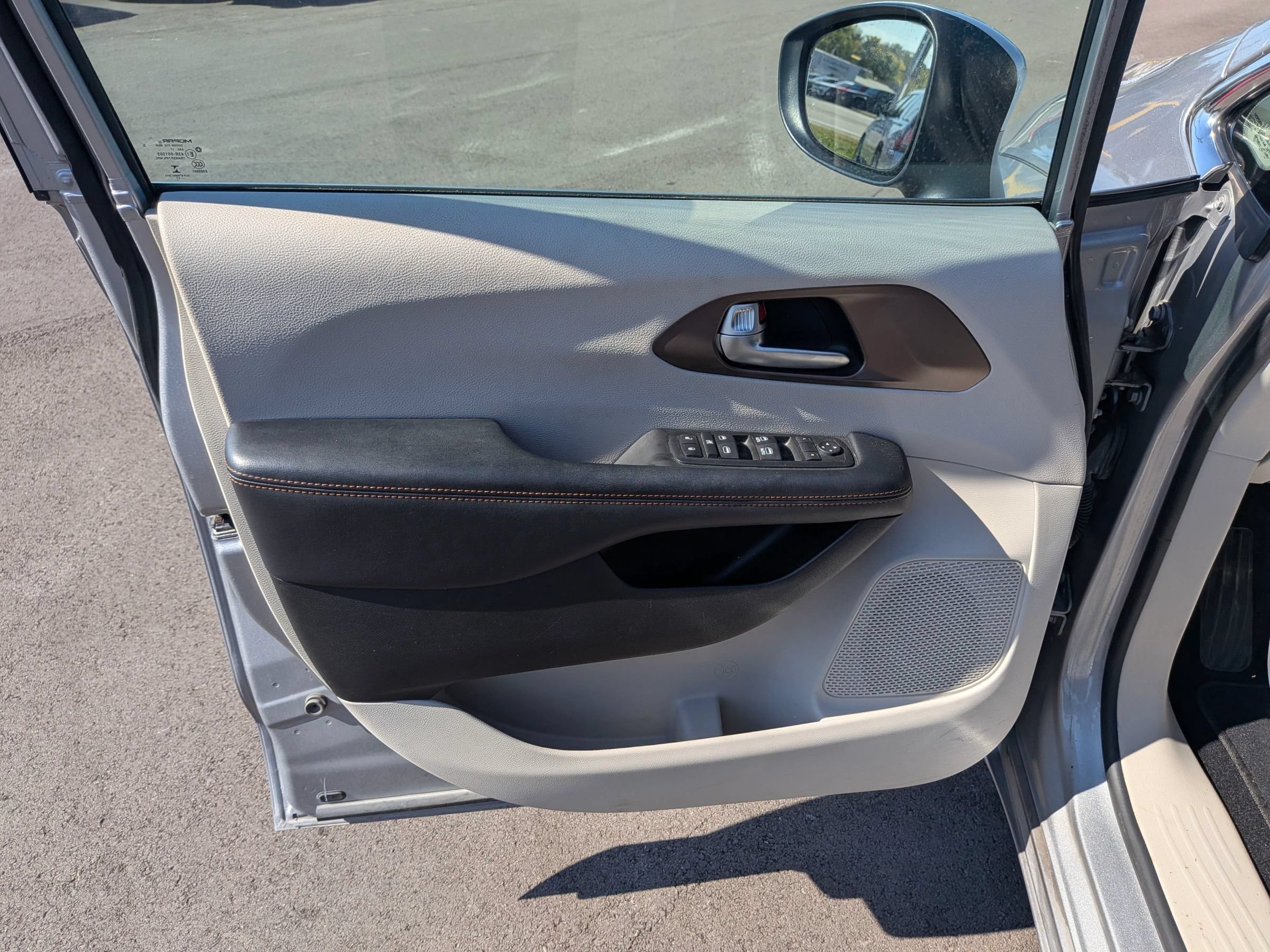 Used 2017 Chrysler Pacifica Touring Plus w/ Tire & Wheel Group FWD image 15