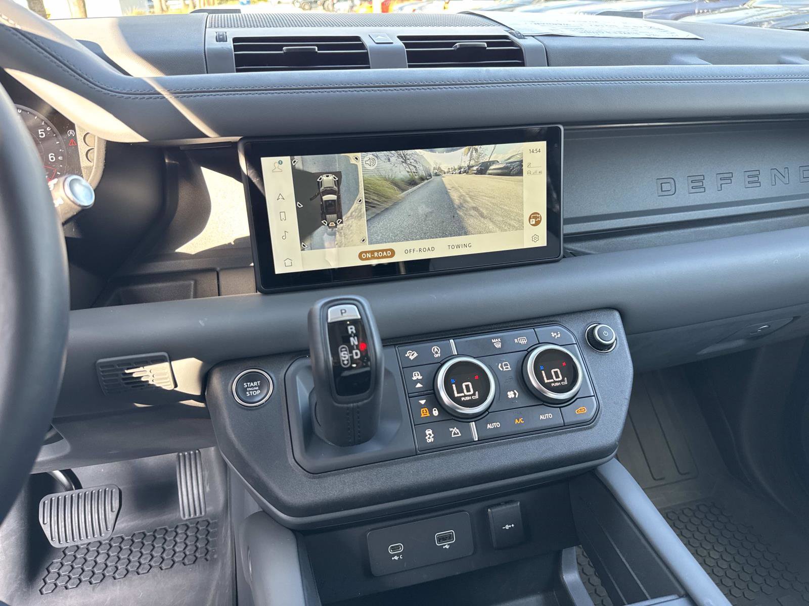 Used 2024 Land Rover Defender 110 X-Dynamic SE image 25