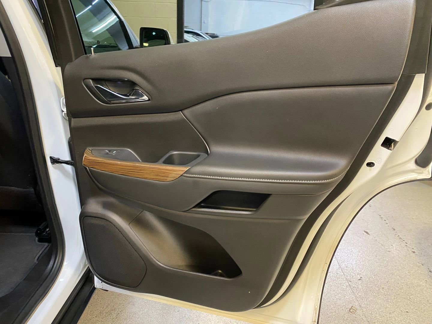 Used 2022 GMC Acadia SLE FWD image 28