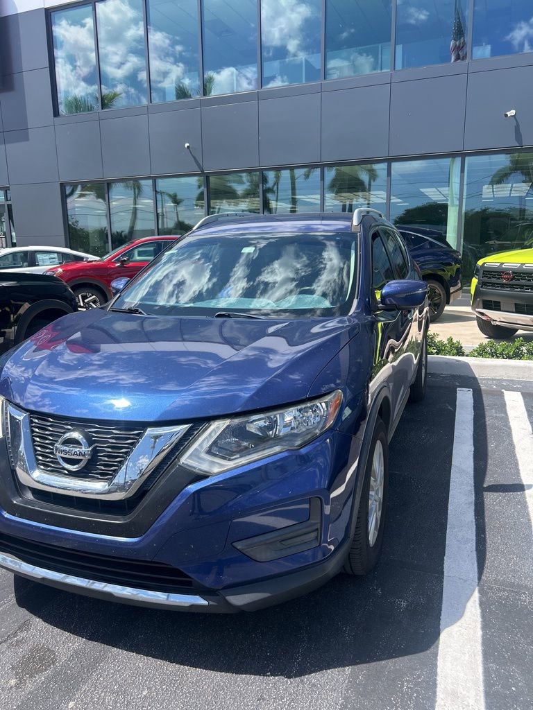 Used 2017 Nissan Rogue SV image 1