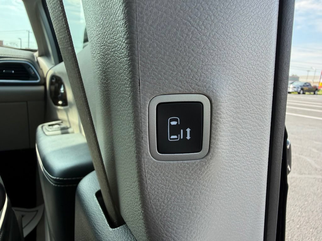 Used 2024 Chrysler Pacifica Limited FWD image 18