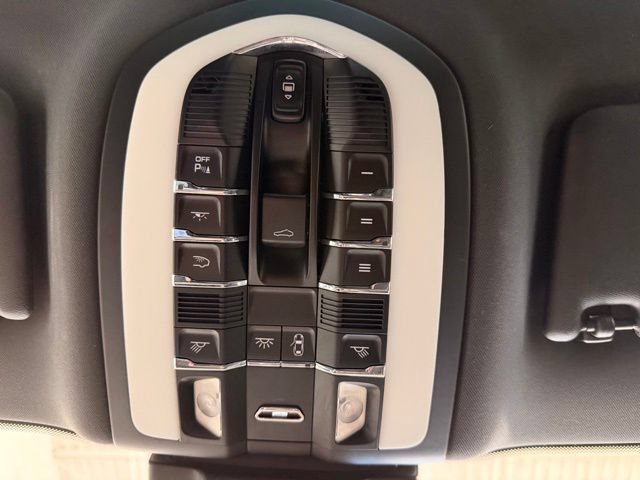 Used 2018 Porsche Macan Sport Edition AWD/4WD image 41