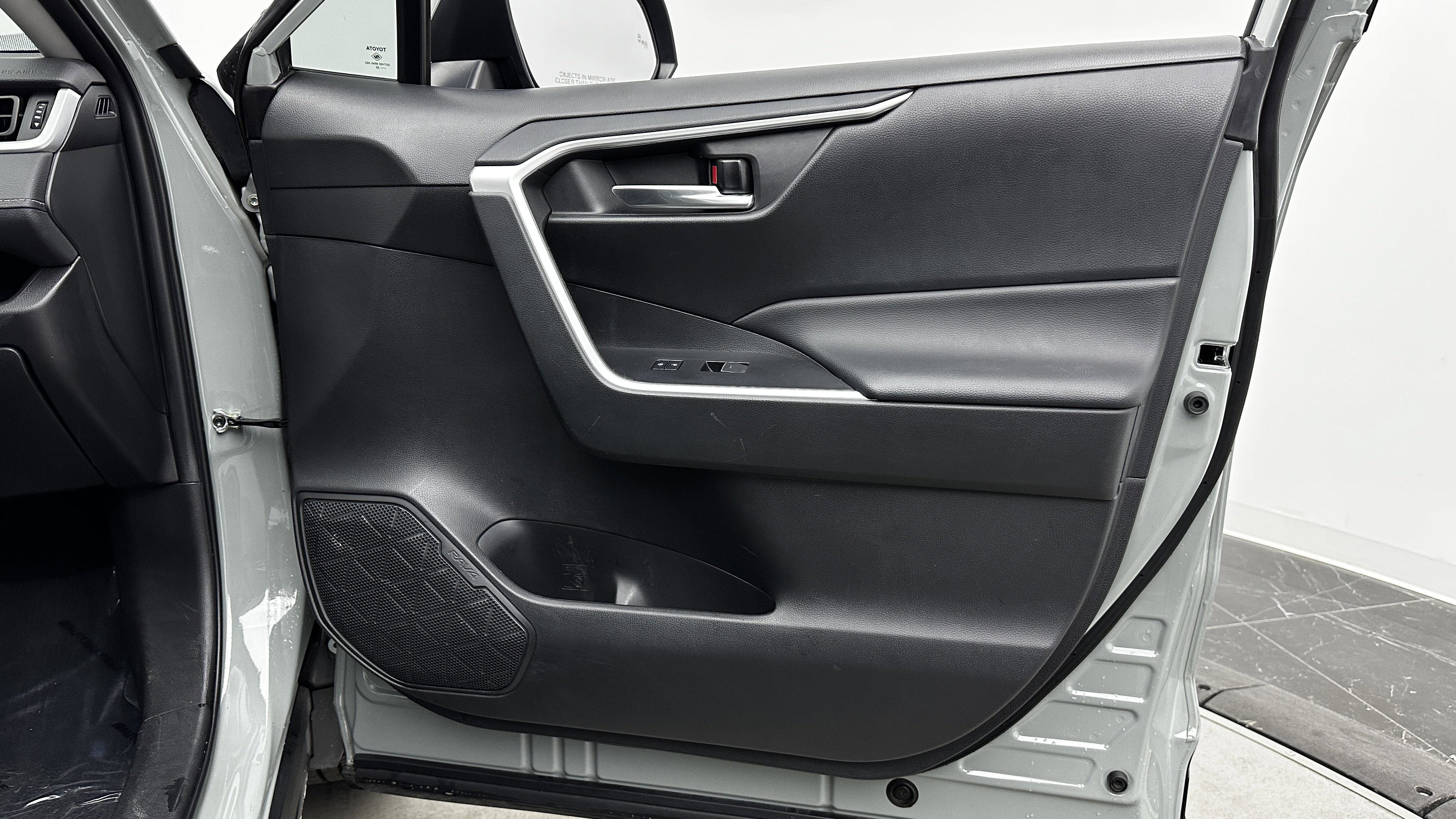 Used 2022 Toyota RAV4 XLE Premium image 35