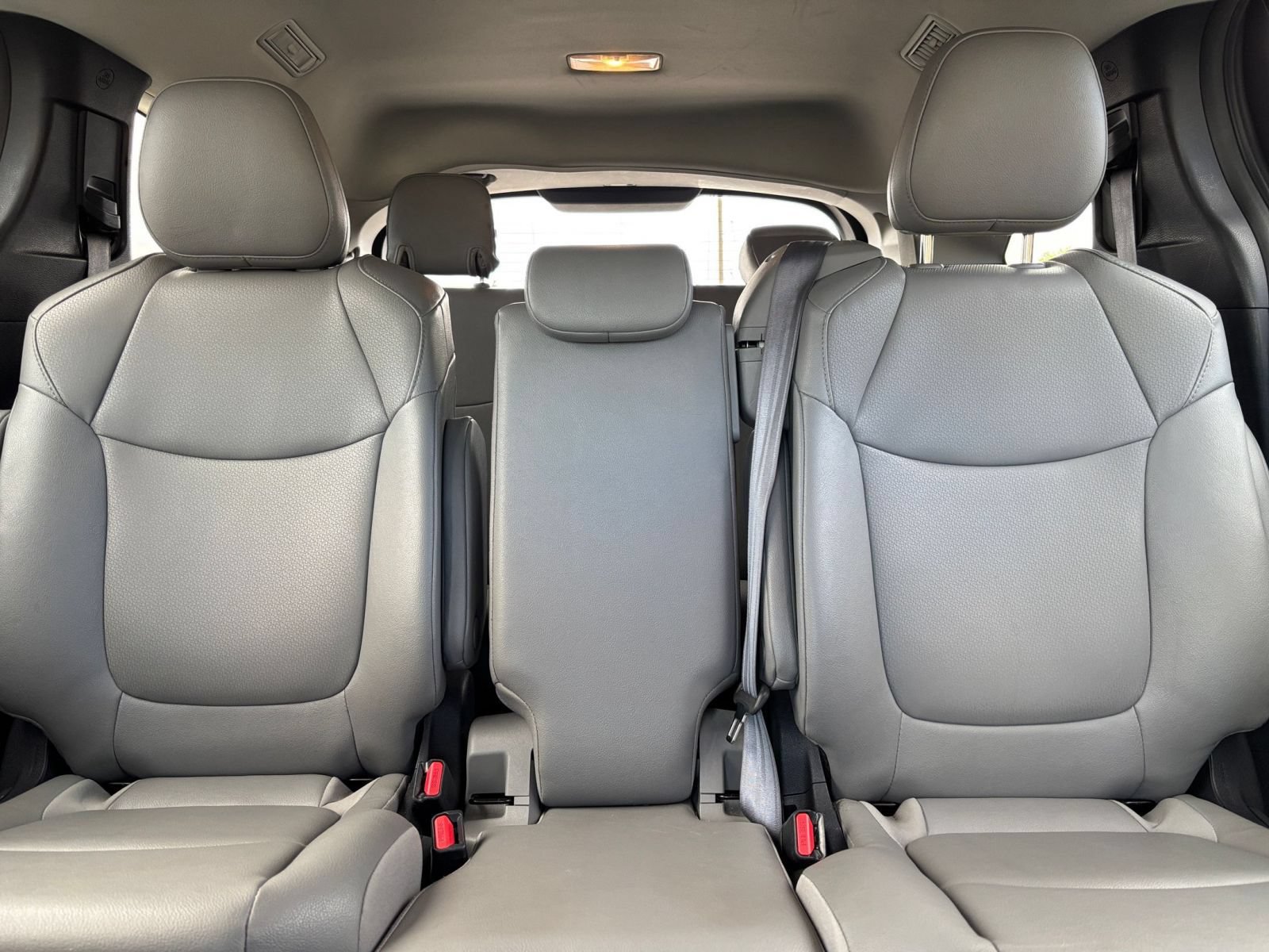 Used 2025 Toyota Sienna XLE FWD image 40