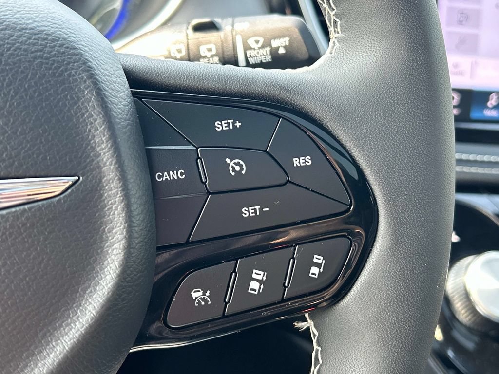 Used 2025 Chrysler Pacifica Limited FWD image 28