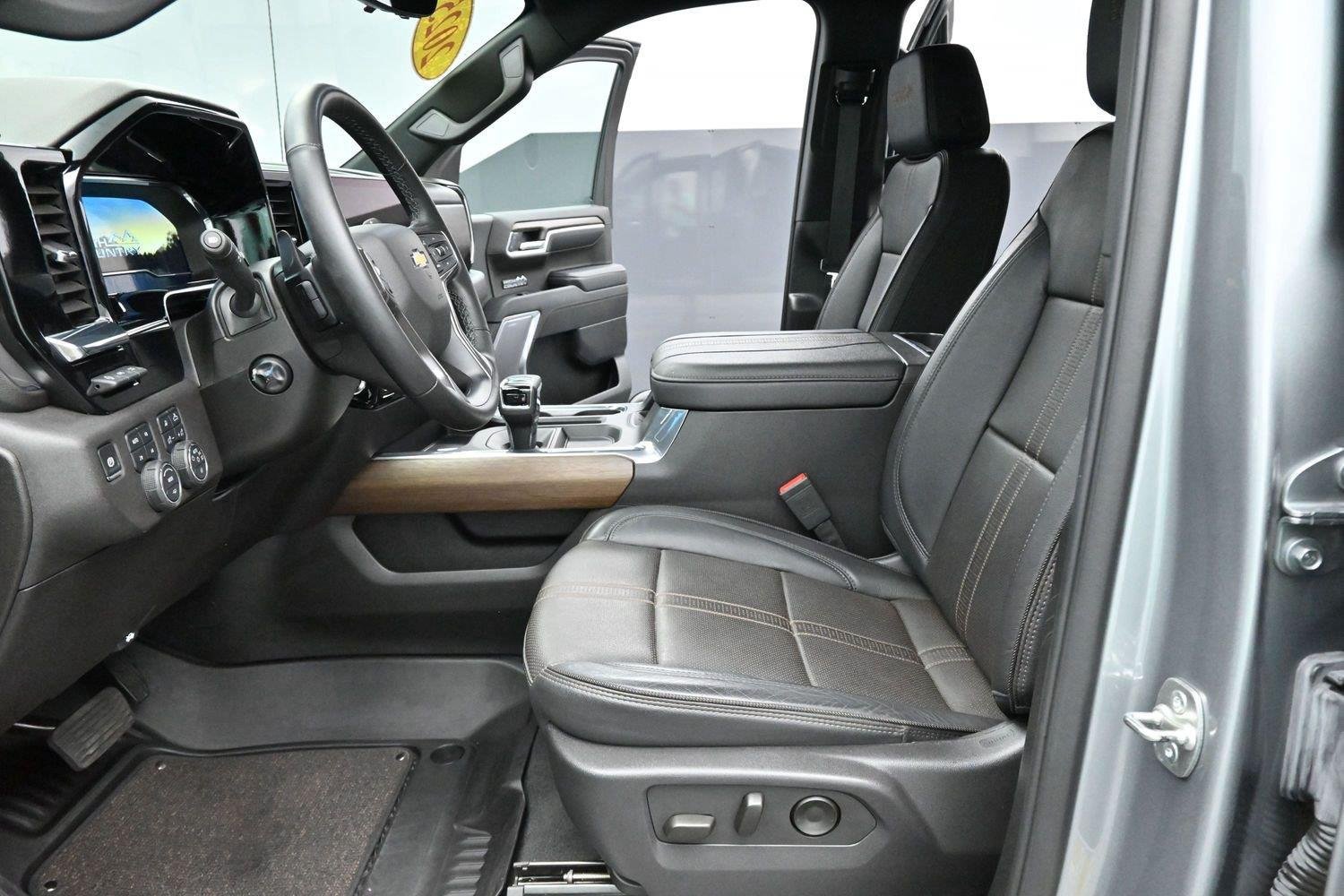 Used 2025 Chevrolet Silverado 1500 High Country w/ Technology Package AWD/4WD image 12