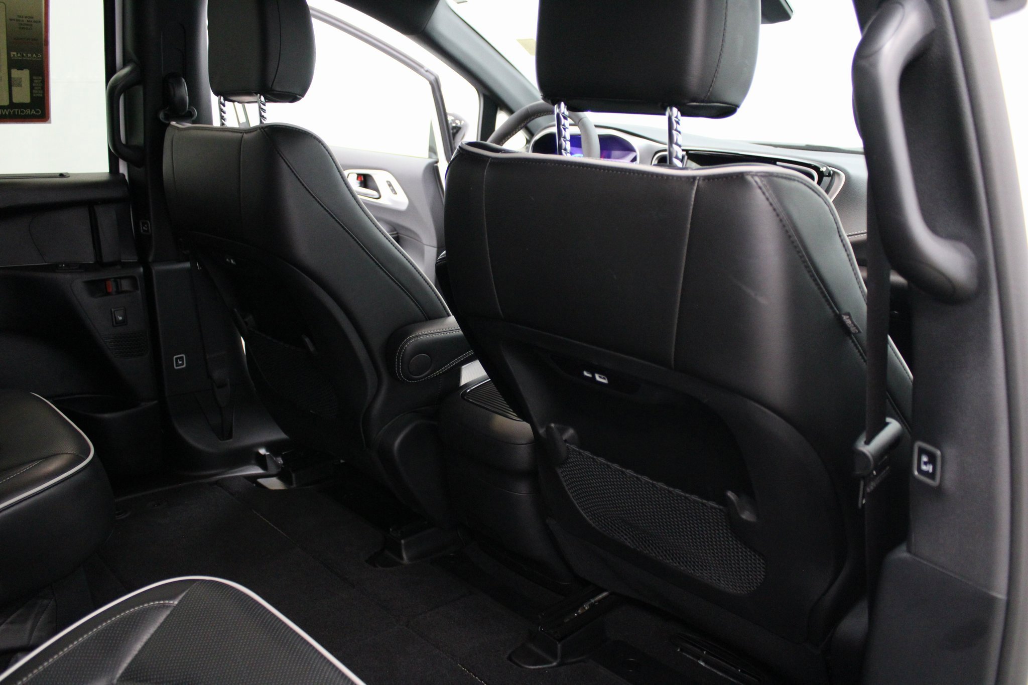 Used 2025 Chrysler Pacifica Limited image 25