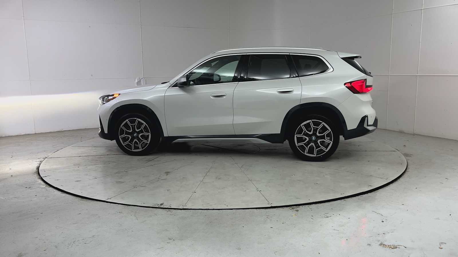 Used 2023 BMW X1 xDrive28i w/ Convenience Package AWD/4WD image 4