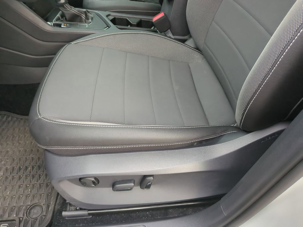 Certified 2023 Volkswagen Taos SE w/ Panoramic Sunroof Package FWD image 9