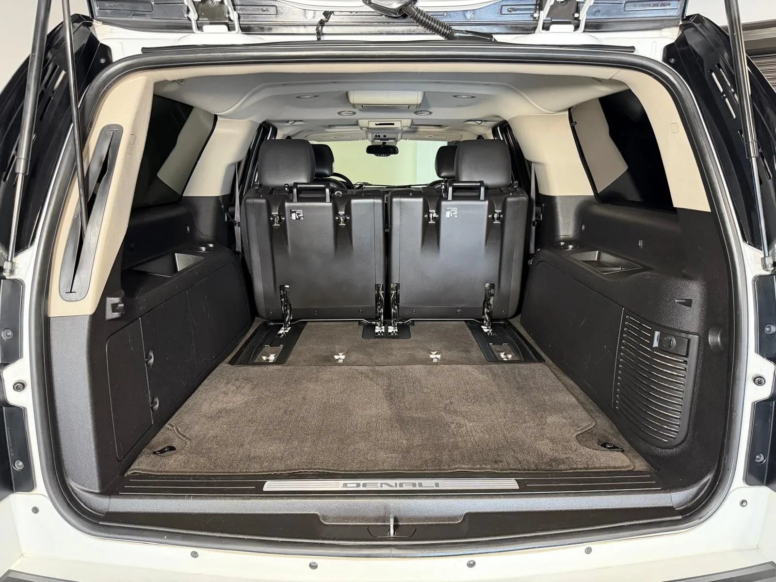 Used 2012 GMC Yukon XL Denali RWD image 16