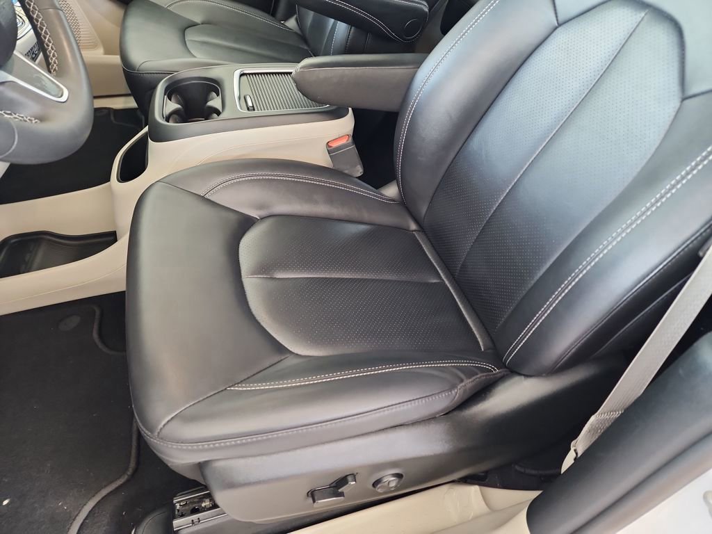 Used 2024 Chrysler Pacifica Touring-L FWD image 17