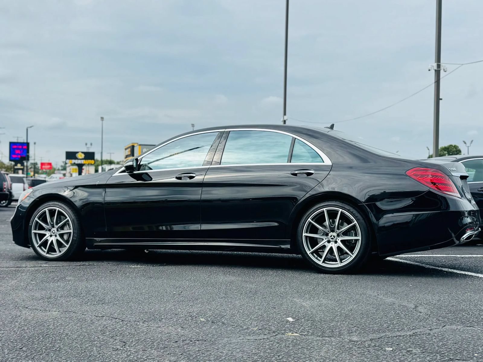 Used 2019 Mercedes-Benz S 560 Sedan w/ AMG Line Exterior image 3