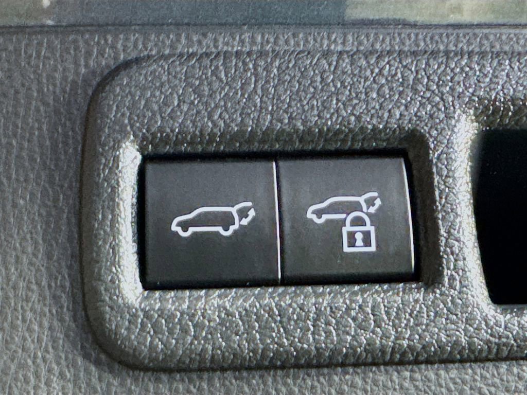 Used 2022 Toyota Venza LE image 30