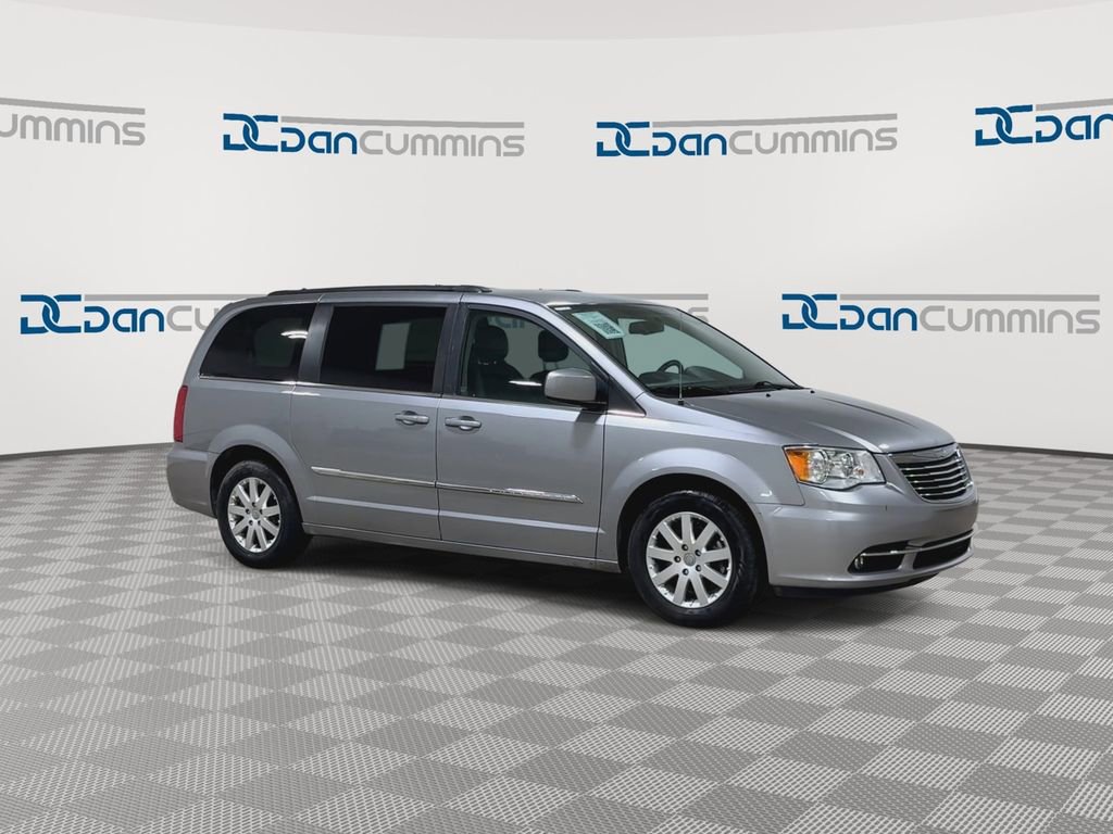 Used 2016 Chrysler Town & Country Touring image 2