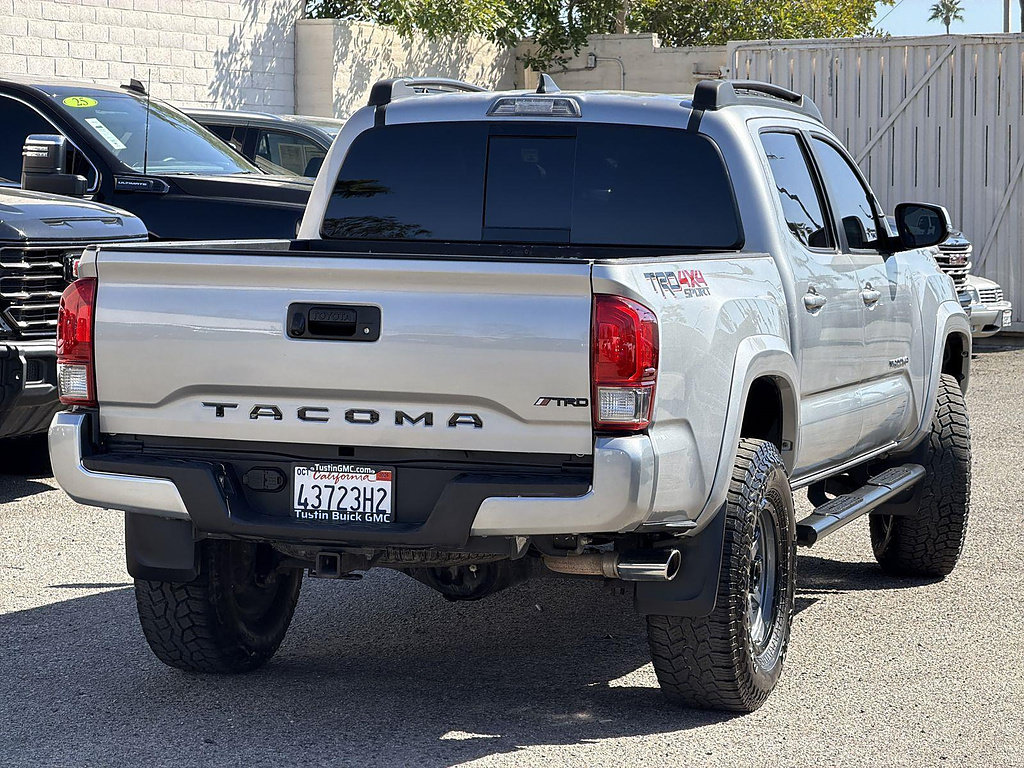Used 2017 Toyota Tacoma TRD Sport AWD/4WD image 5