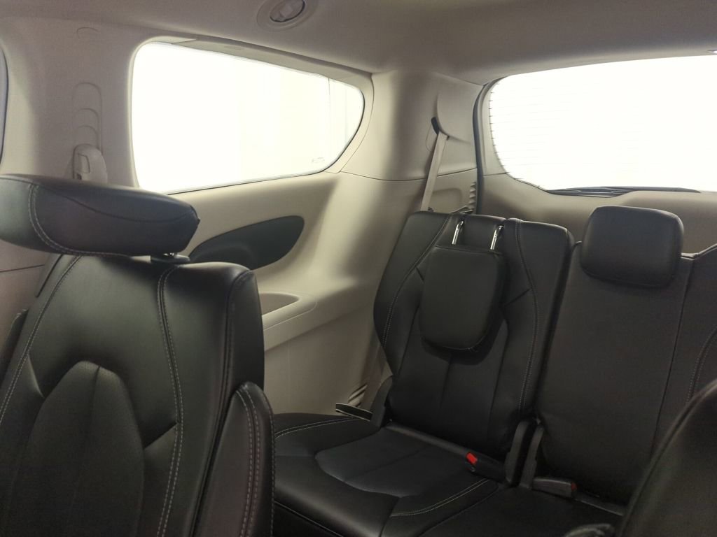 Used 2024 Chrysler Pacifica Touring-L image 12
