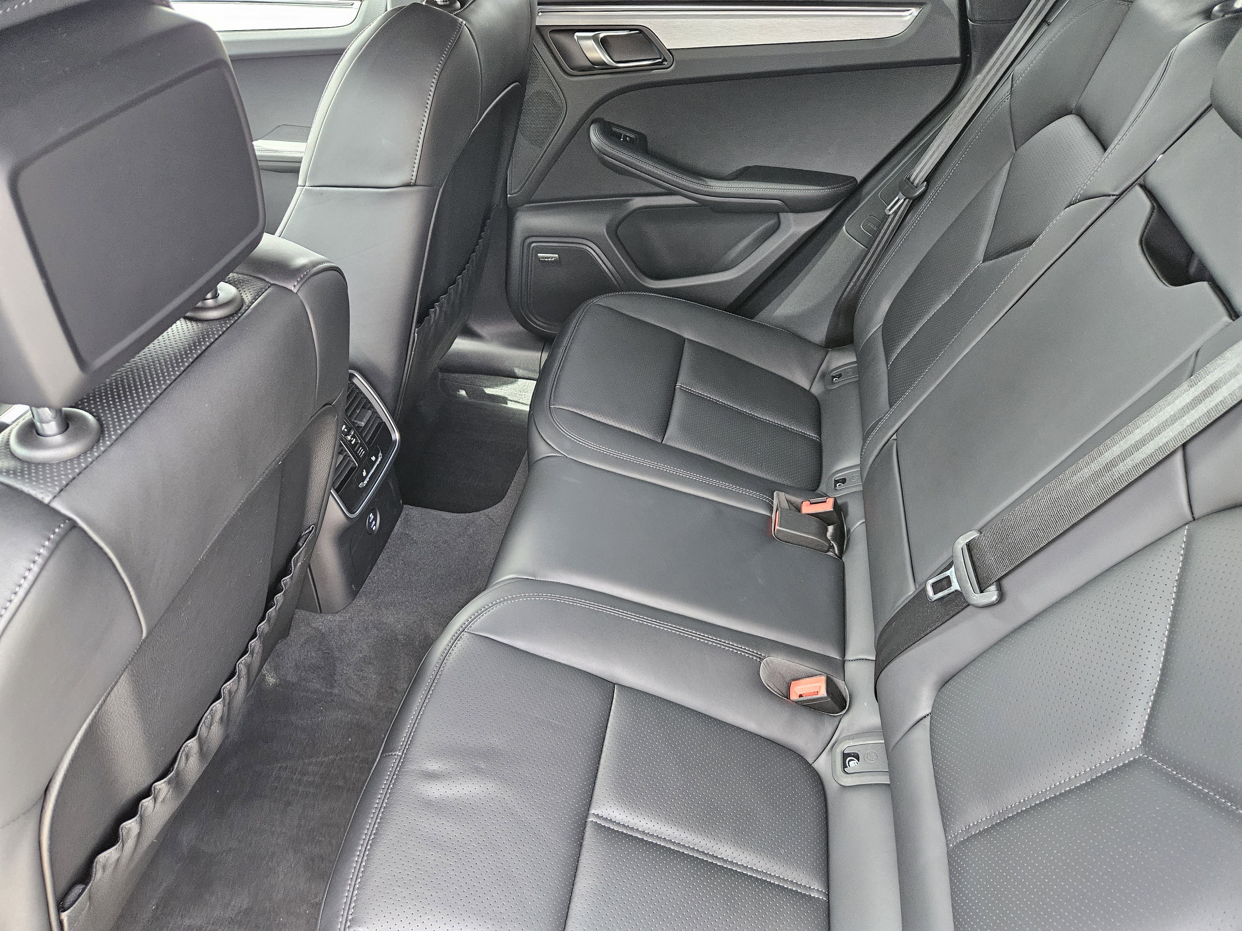 Certified 2026 Porsche Macan AWD/4WD image 28