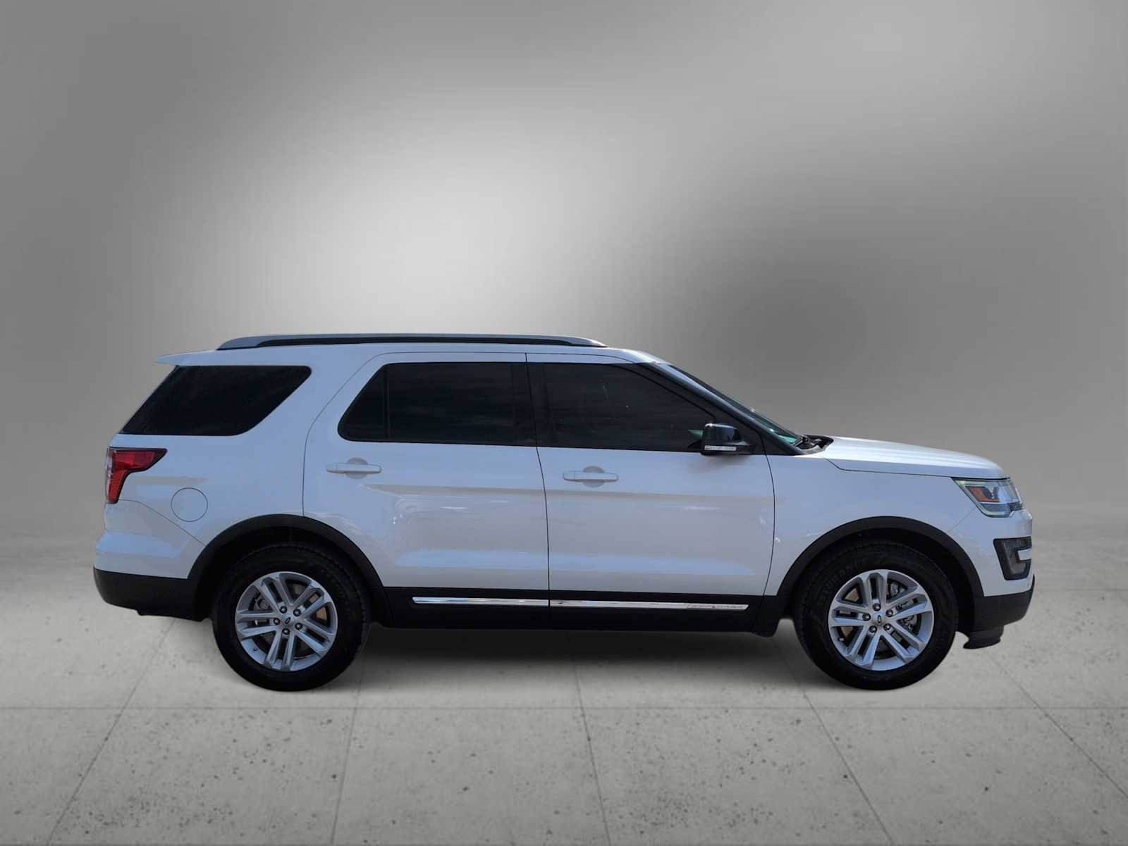 Used 2016 Ford Explorer XLT w/ Equipment Group 202A image 9