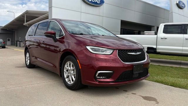 Used 2023 Chrysler Pacifica Touring-L FWD image 1