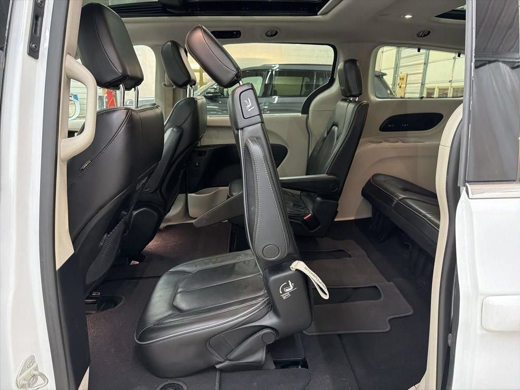 Used 2020 Chrysler Pacifica Limited FWD image 25